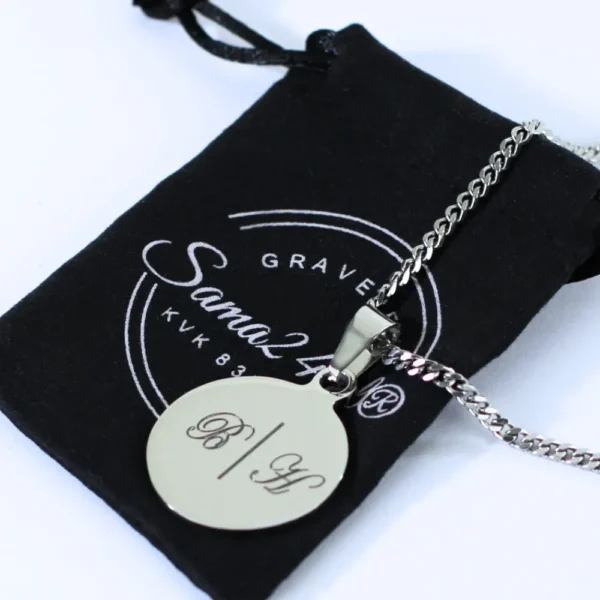 Bedel rond Initialen graveren zilverkleurig met ketting