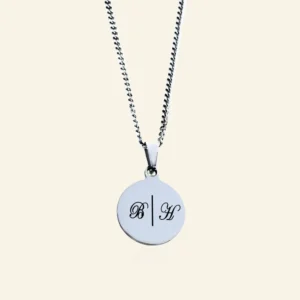 Bedel rond Initialen graveren zilverkleurig met ketting