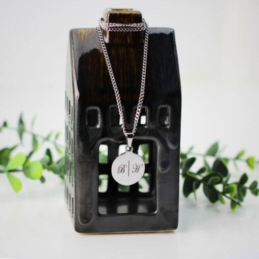 Bedel rond Initialen graveren zilverkleurig met ketting