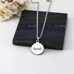 Bedel met naam graveren zilverkleurig met ketting