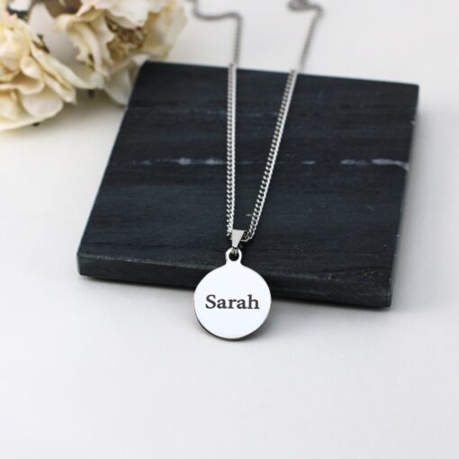 Bedel met naam graveren zilverkleurig met ketting