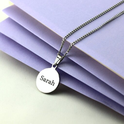 Bedel met naam graveren zilverkleurig met ketting