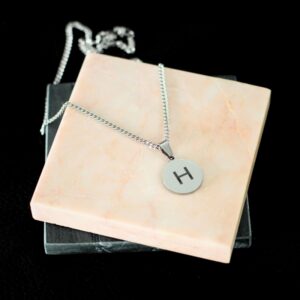 Bedel initial gravure zilverkleurig met ketting