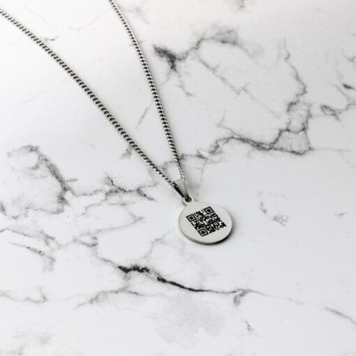 Bedel QR code graveren zilverkleurig met ketting