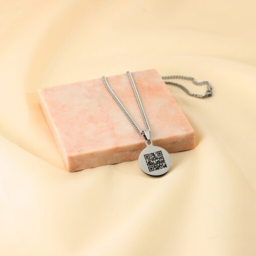 Bedel QR code graveren zilverkleurig met ketting