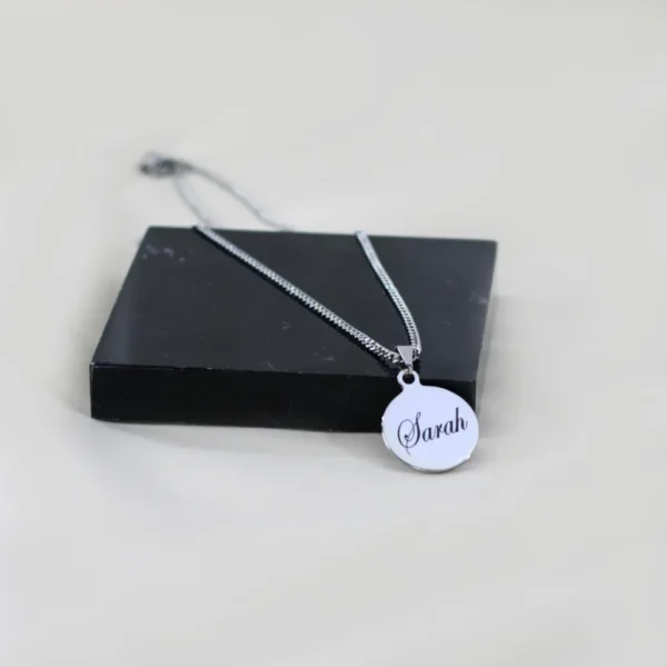 Bedel met naam graveren zilverkleurig met ketting