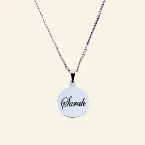 Bedel met naam graveren zilverkleurig met ketting