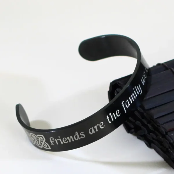 Mannen armband met tekst graveren zwart
