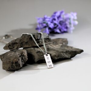 Ontdek de verticale bar ketting met naam in de kleur zilver. Personaliseer de titanium hanger met een naam en ontvang een stijlvolle ketting inclusief bijpassende ketting.